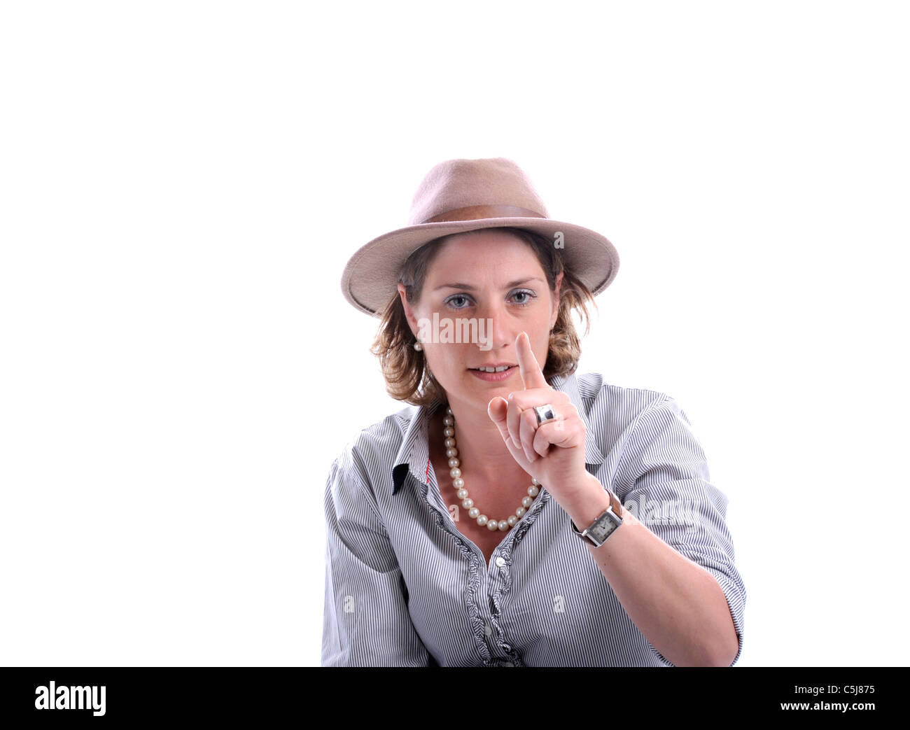 Mujer con sombrero de cowboy haciendo cuidar gesto Foto de stock