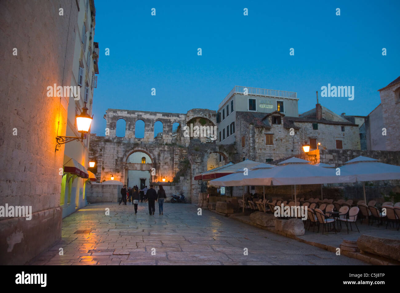 Fuera del Palacio de Diocleciano en la ciudad vieja Grad Split, Dalmacia, Croacia, Europa Foto de stock