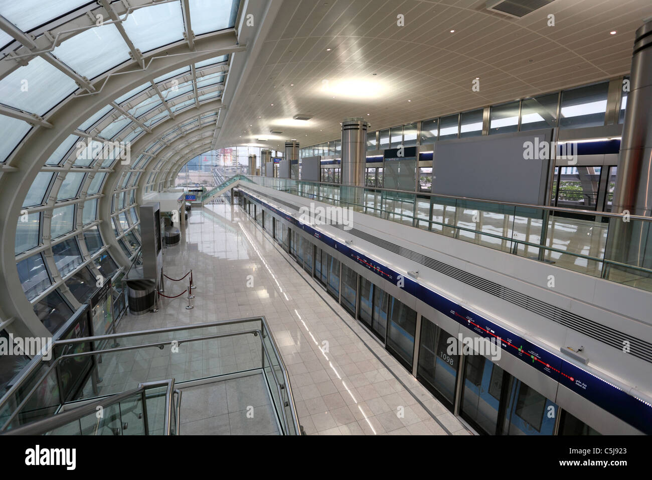 Estación de Metro en la Terminal 3 del aeropuerto de Dubai. Emiratos Arabes  Unidos Fotografía de stock - Alamy