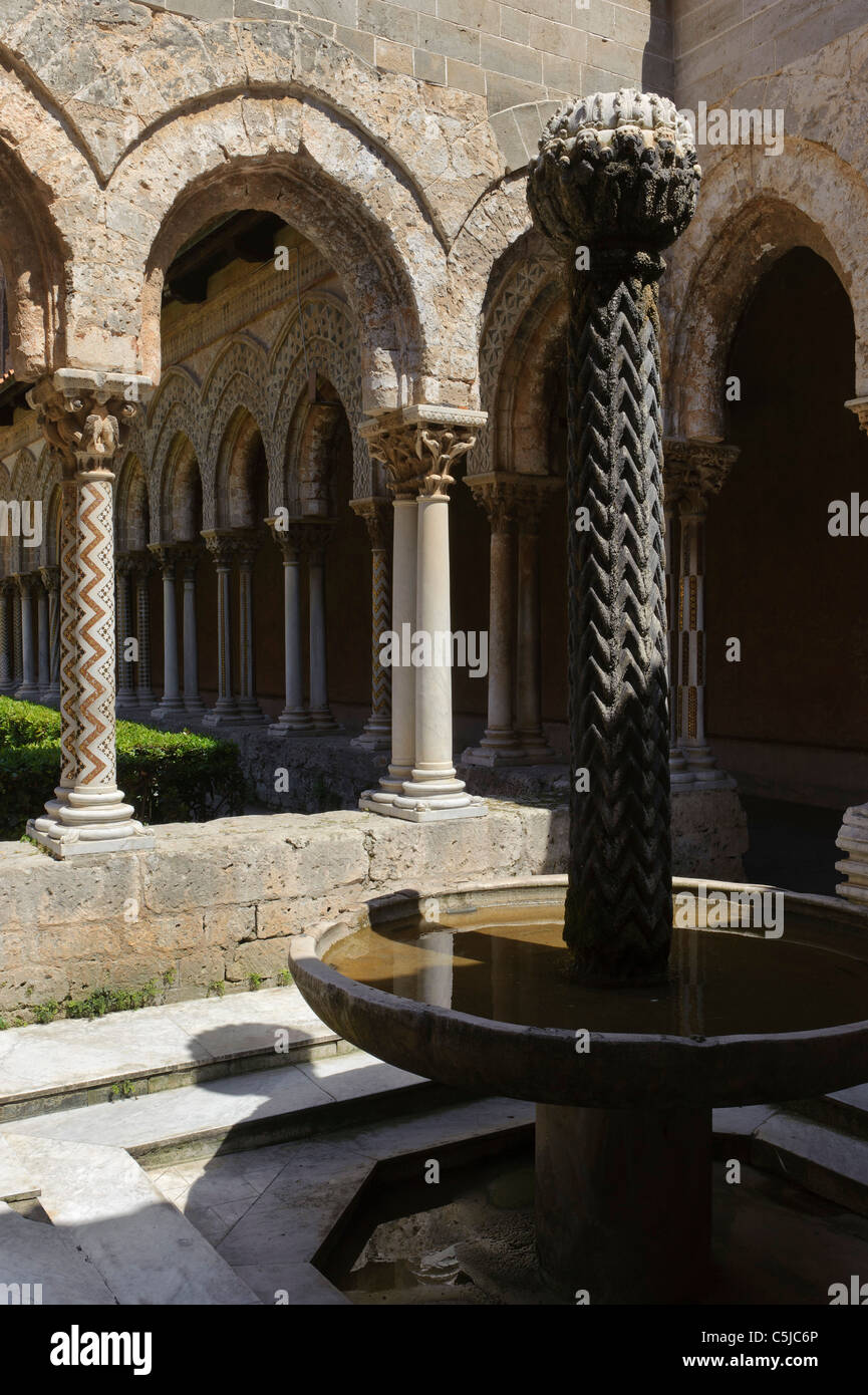 Chiostro dei Benedettini Claustro de Monreale, Sicilia, Italia