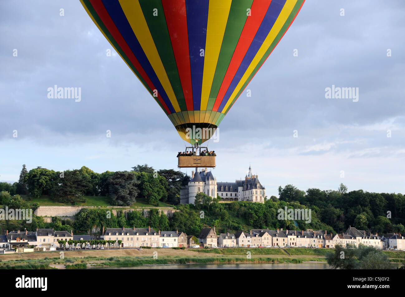 Mongolfiere despegue en Chaumont,castillo de Chaumont-sur-Loire, patrimonio mundial de la UNESCO, el valle del Loira, Loir-et-Cher,Touraine,Francia, Foto de stock