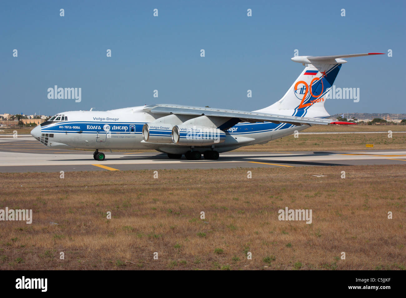 Transporte aéreo comercial. Volga-Dnepr Airlines Ilyushin IL-76TD jet de carga pesada para la salida de rodadura de Malta Foto de stock