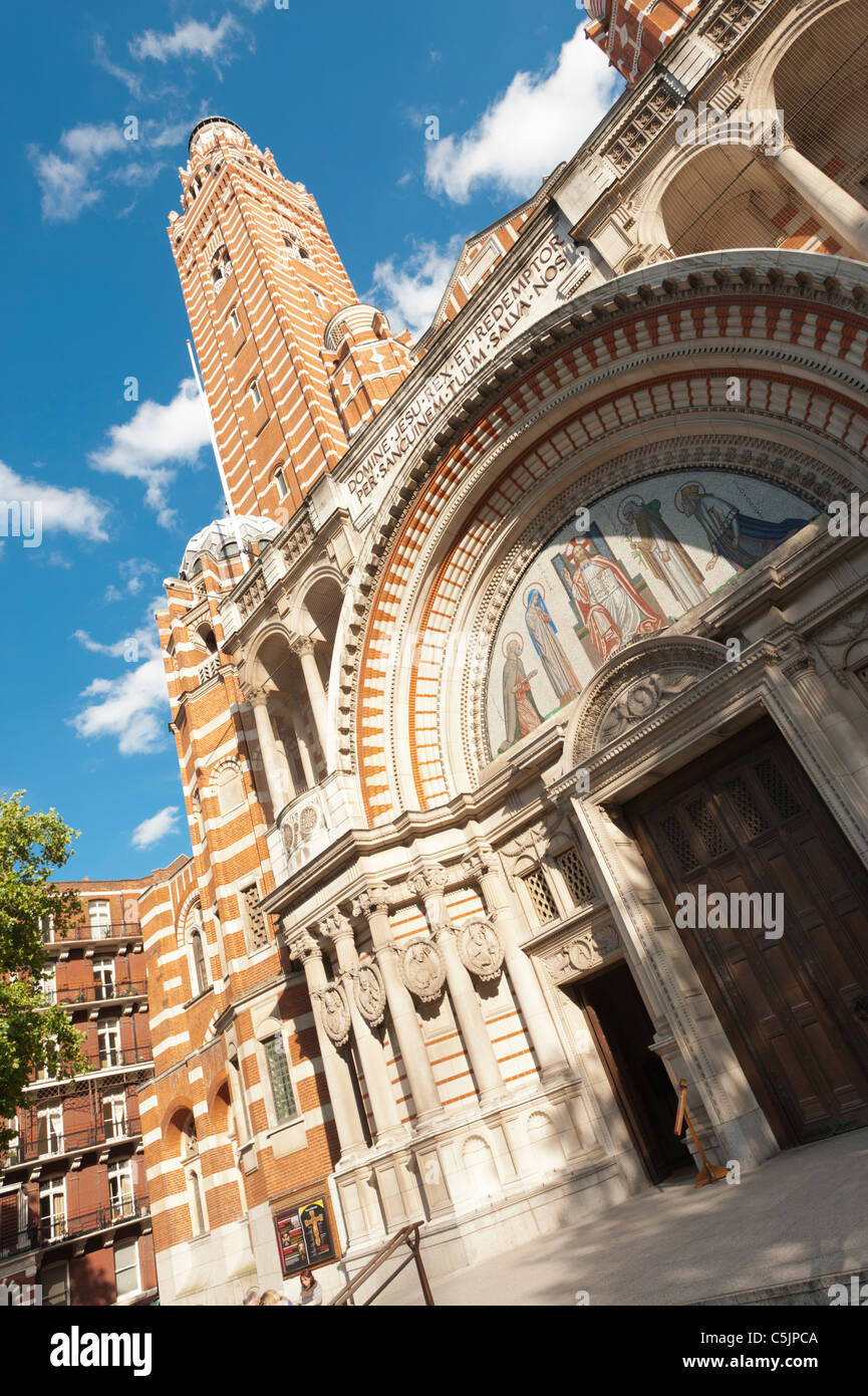 La entrada principal de la Catedral Católica de Westminster en Londres, Inglaterra, Reino Unido. Foto de stock