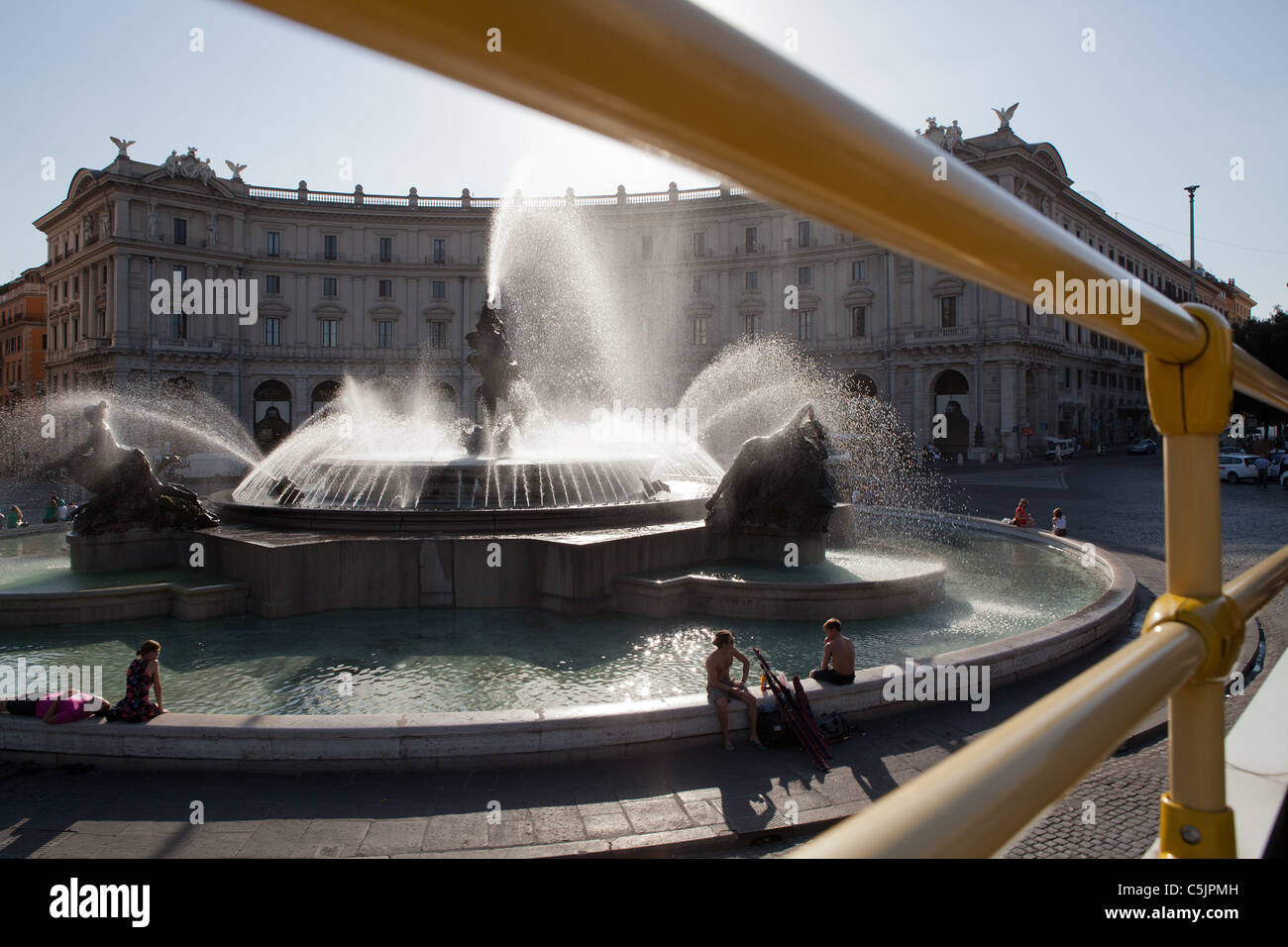 Fuente en la Piazza della Repubblica de Roma a double decker bus Foto de stock