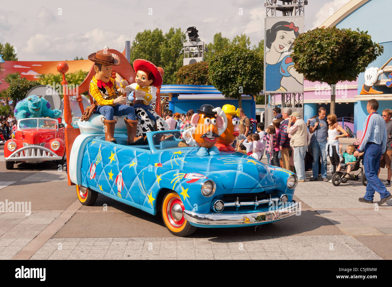 Los Stars 'n' Cars desfile con los personajes de Toy Story en Disneyland París en Francia Foto de stock