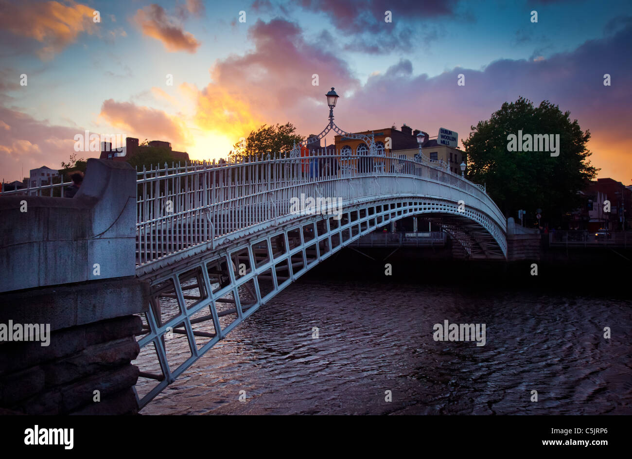 Liffey, o Ha'Penny Bridge, en Dublín, Irlanda al atardecer Foto de stock