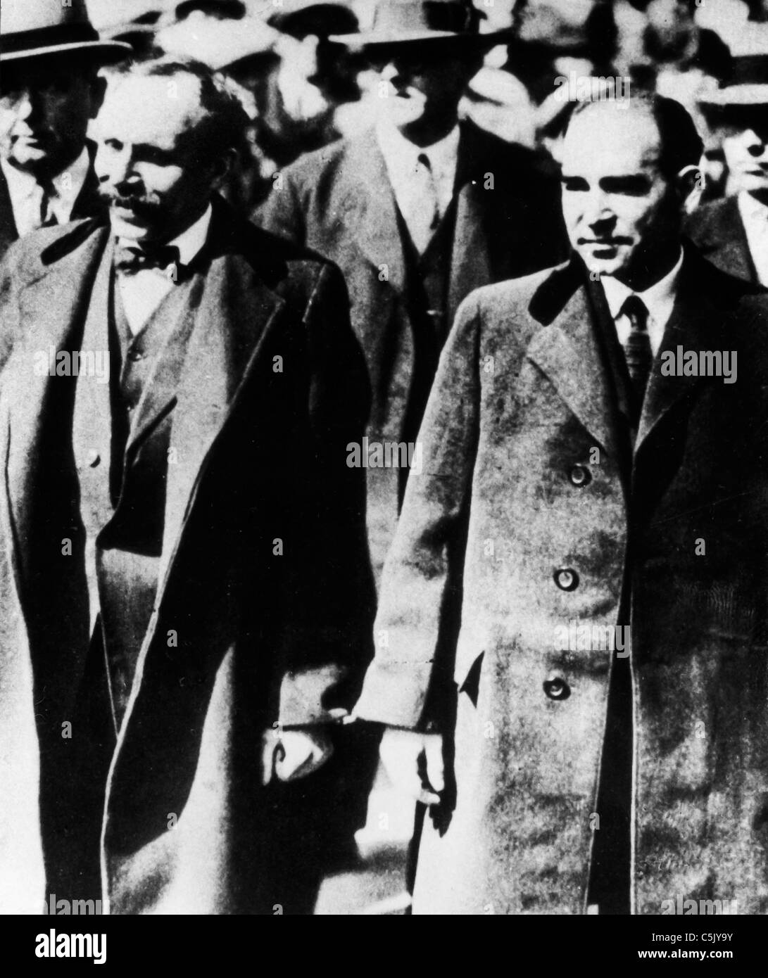 Nicola Sacco y Bartolomeo Vanzetti llevados a juicio, 1926 Foto de stock