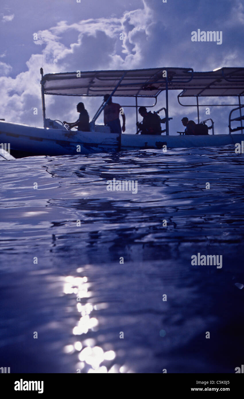 Barco de buceo con cuatro buceadores en Palau, Micronesia Foto de stock
