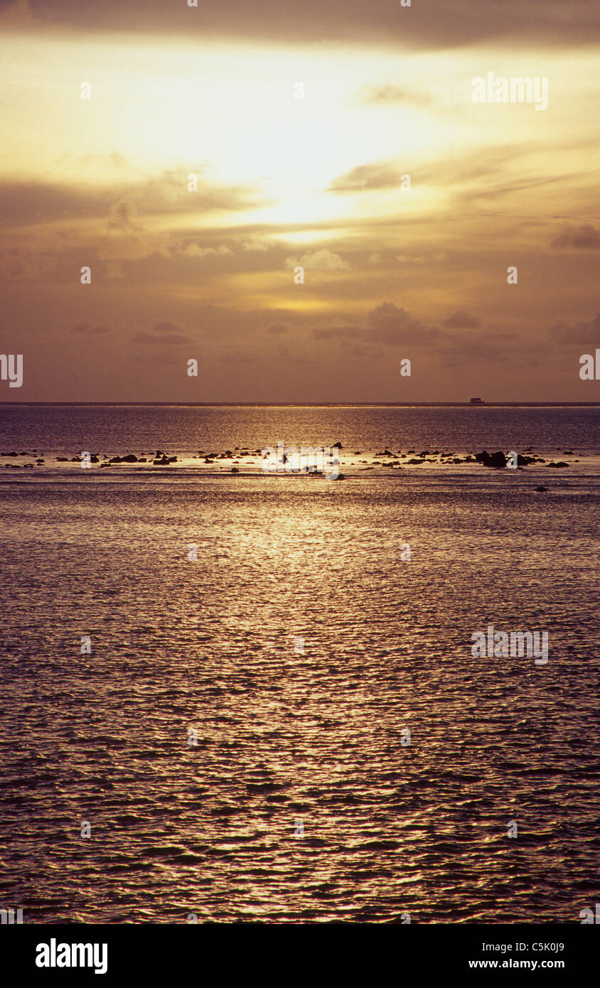 Puesta de sol sobre el Océano Pacífico, Palau, Micronesia Foto de stock