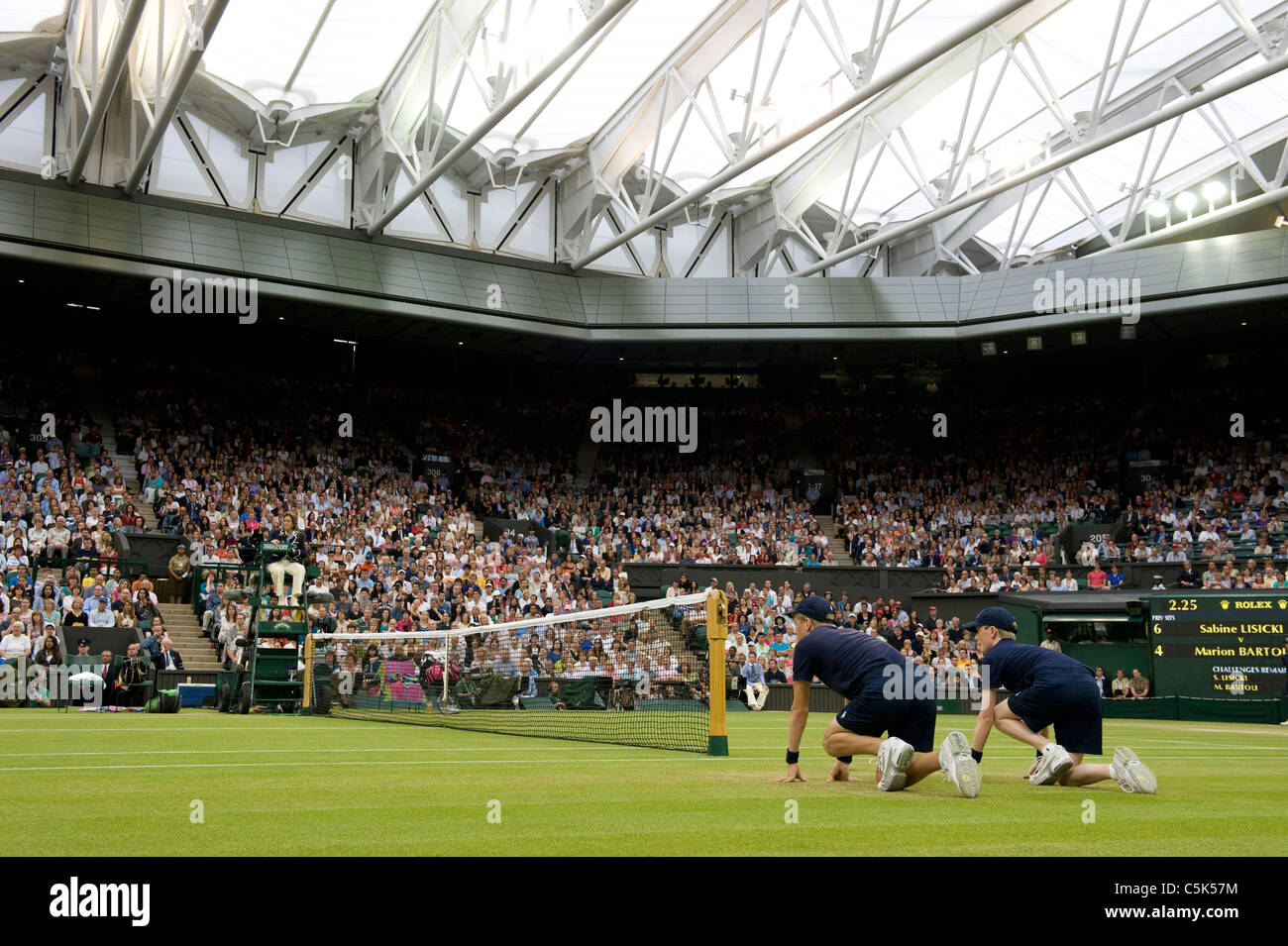 El centro de la cancha con el techo cerrado durante el 2011 Campeonatos de Tenis de Wimbledon Foto de stock