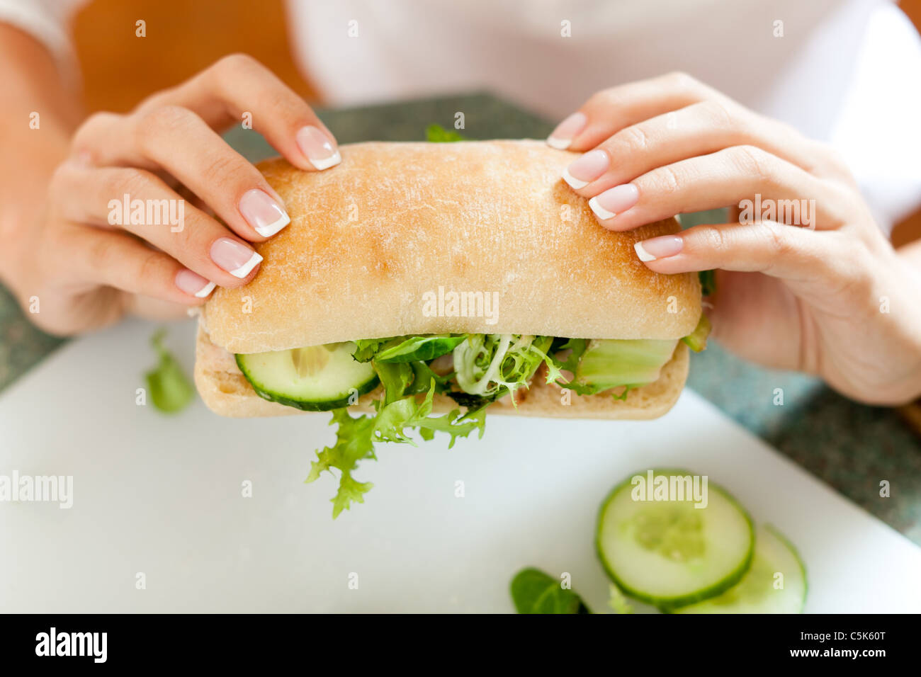 Chica rubia comiendo sándwiches saludables Foto de stock