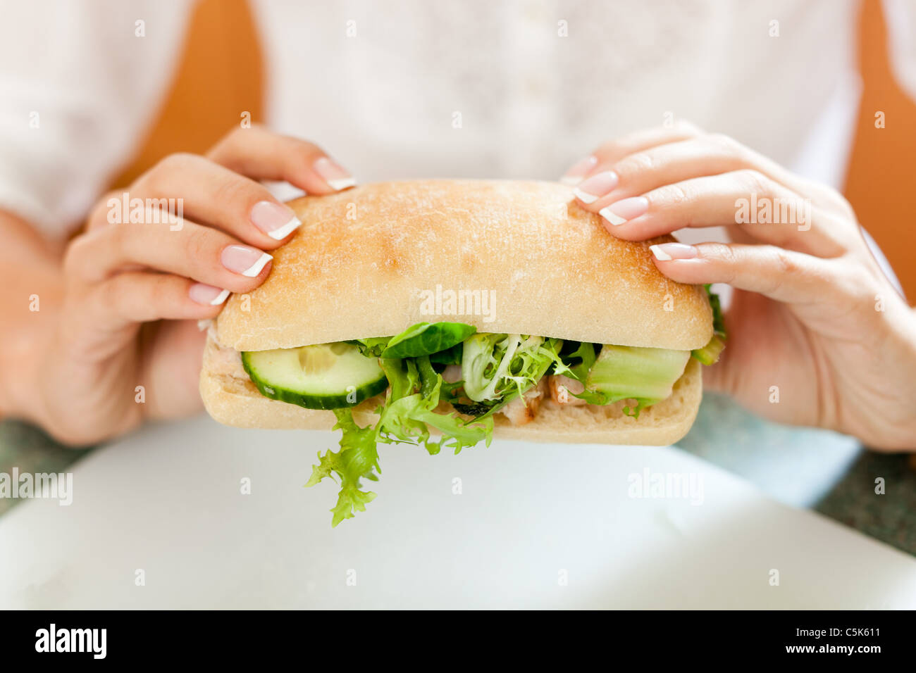 Chica rubia comiendo sándwiches saludables Foto de stock