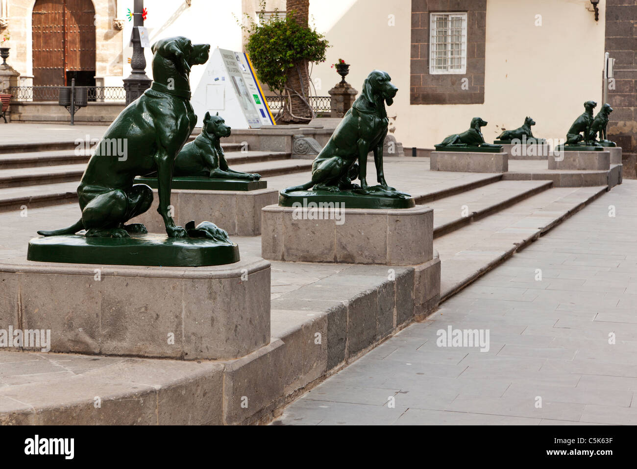 Esculturas de perros en la Plaza de Santa Ana, Las Palmas de Gran Canaria  Fotografía de stock - Alamy