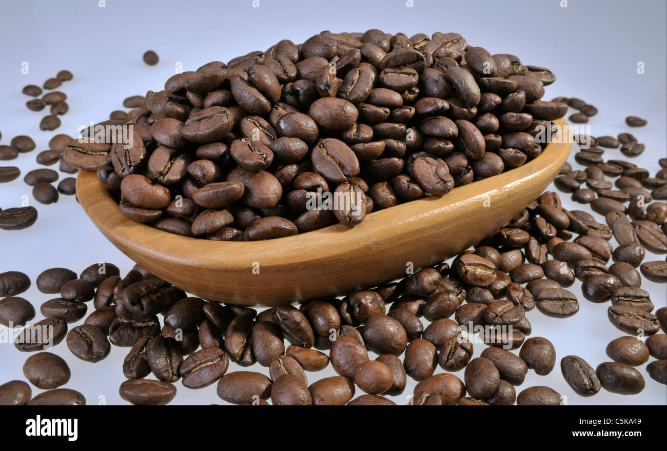 Los granos de café en el recipiente de madera Foto de stock