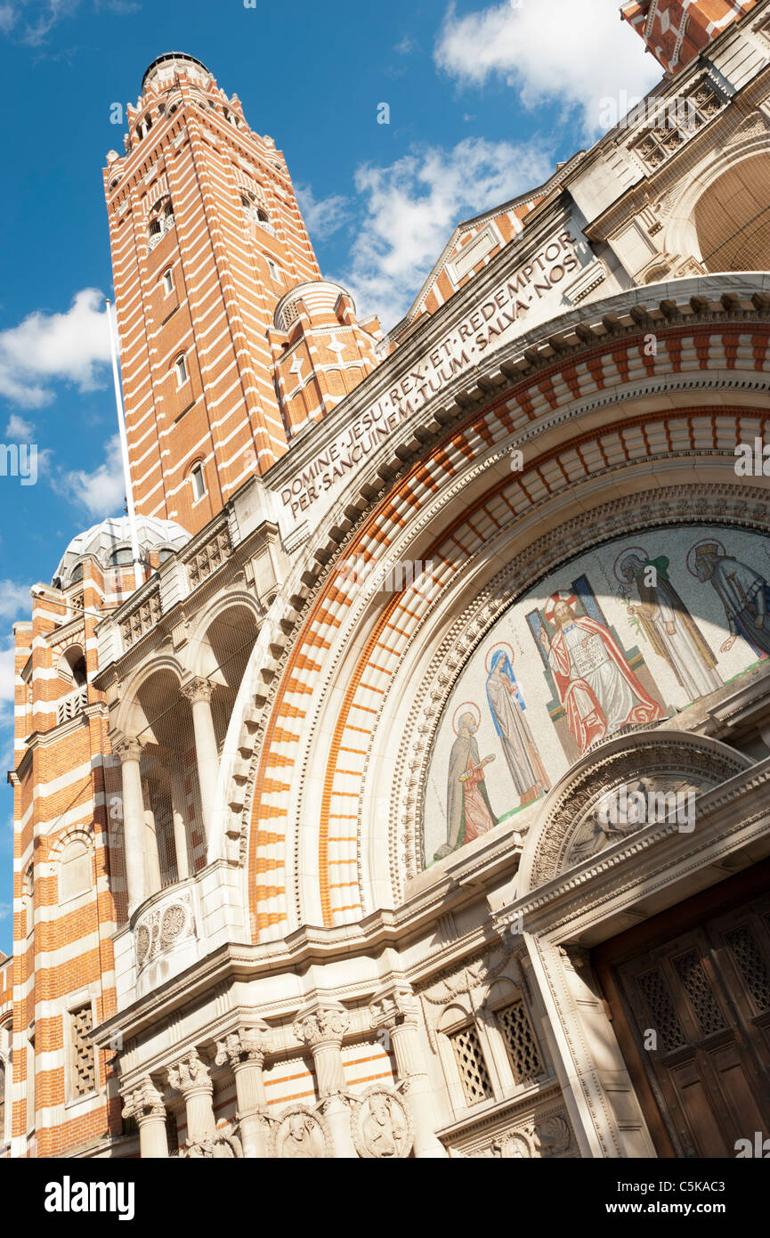 La entrada principal de la Catedral Católica de Westminster en Londres, Inglaterra, Reino Unido. Foto de stock