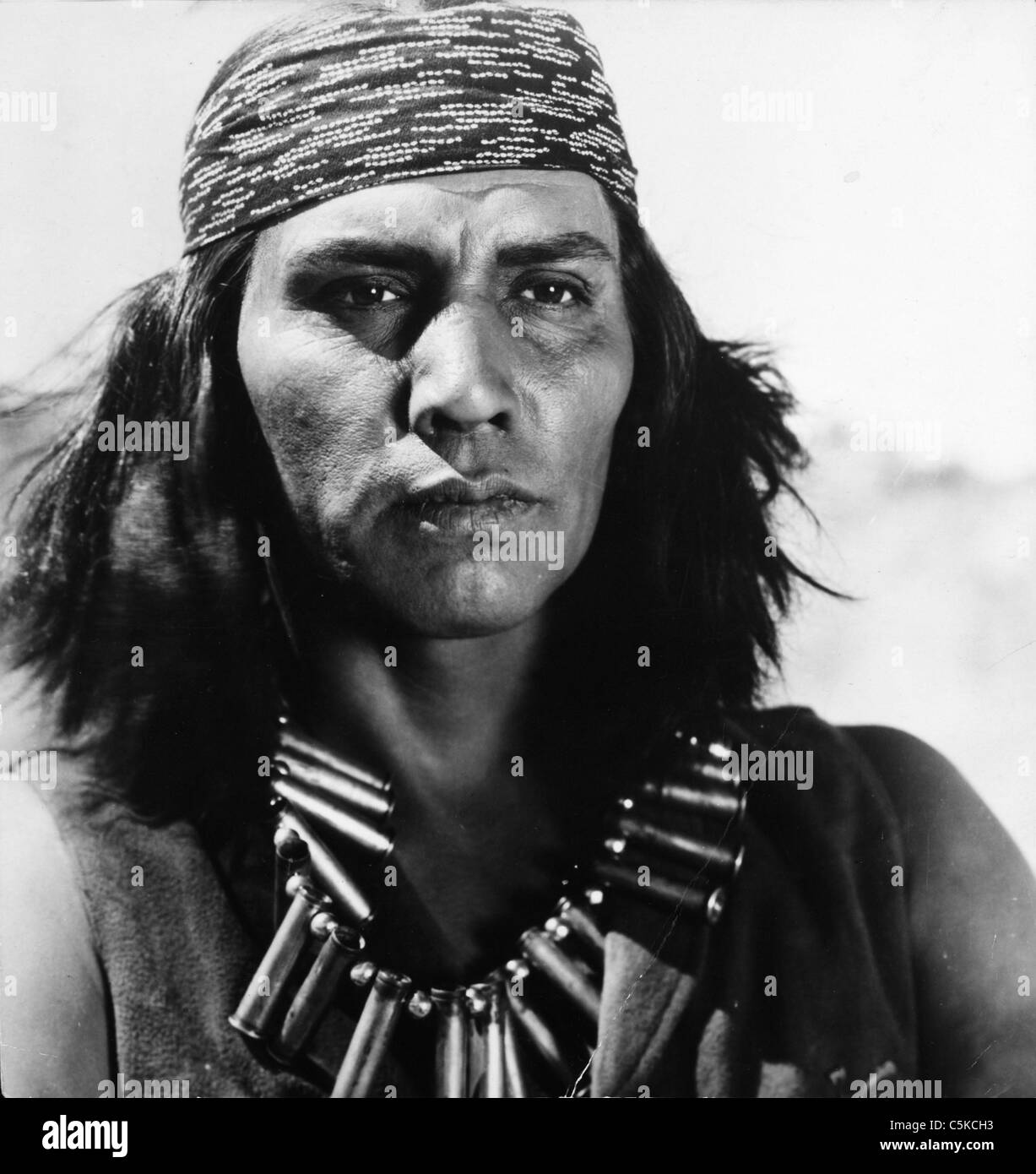 Retrato indio apache fotografías e imágenes de alta resolución - Alamy