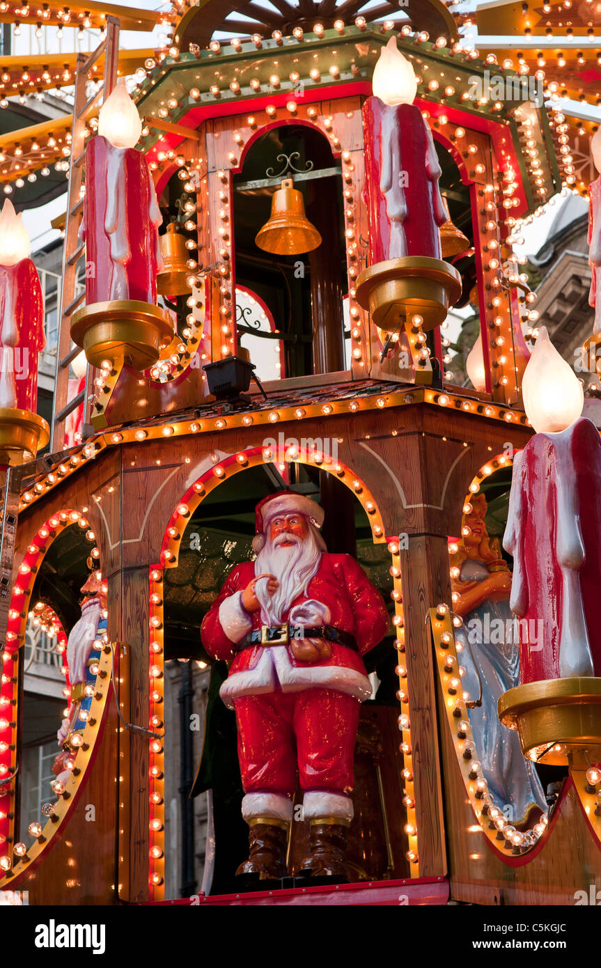 Pantalla de Navidad en el mercado alemán en Birmingham Foto de stock