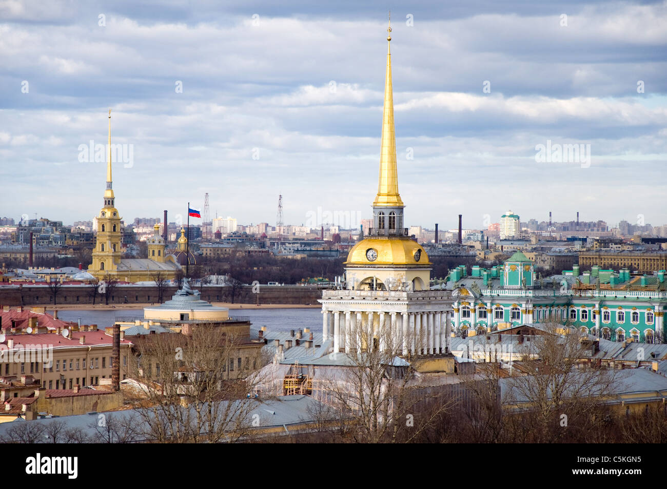 Vista del Palacio de Invierno de la Catedral de San Isaac, San Petersburgo, Rusia Foto de stock