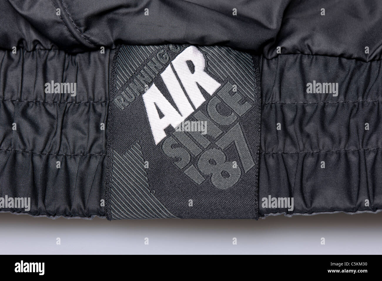 Windrunner para hombre Nike Air sportswear chaqueta de lluvia. Reversible  con detalle en negro de un lado y gris del otro. Detalle distintivo  Fotografía de stock - Alamy