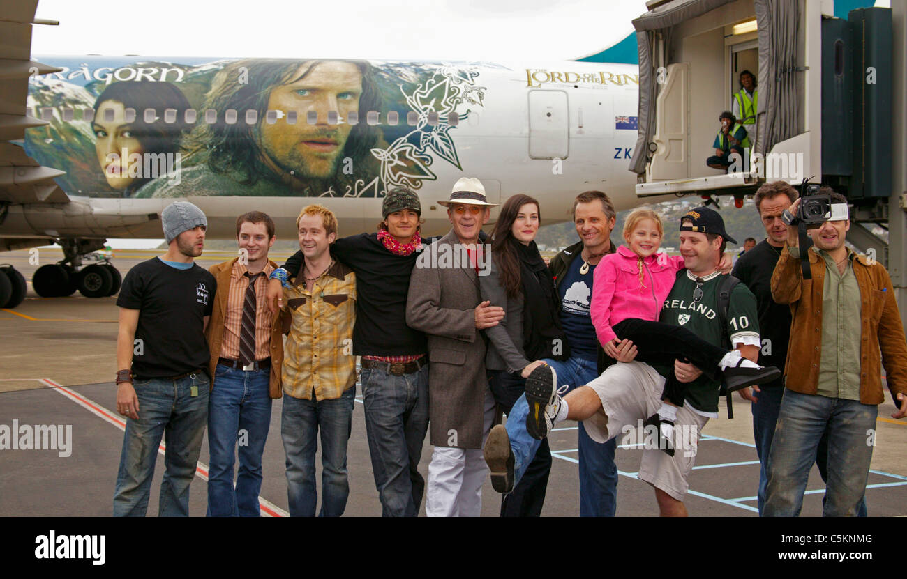 Las estrellas de las películas de El Señor de los anillos se alinearon para despedida oportunidad delante del avión pintadas en Wellington Fotografía de stock - Alamy
