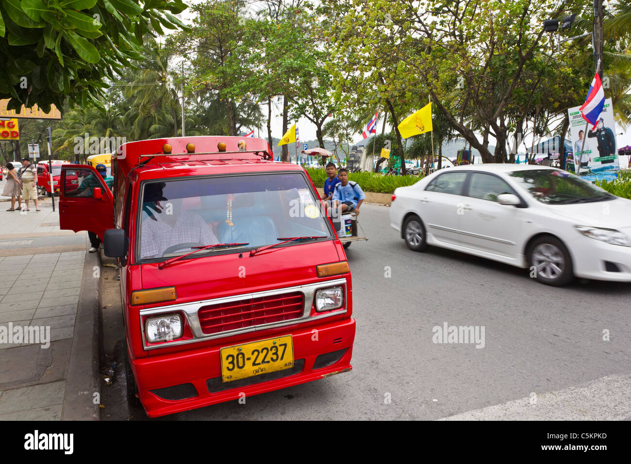 Un Tuk Tuk, o pequeños taxis en Patong, Phuket, Tailandia Foto de stock