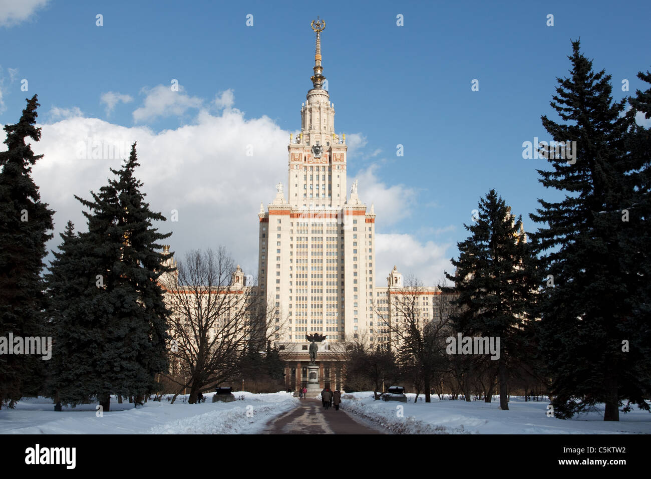La Universidad Estatal de Moscú Lomonosov Edificio Principal en invierno Foto de stock