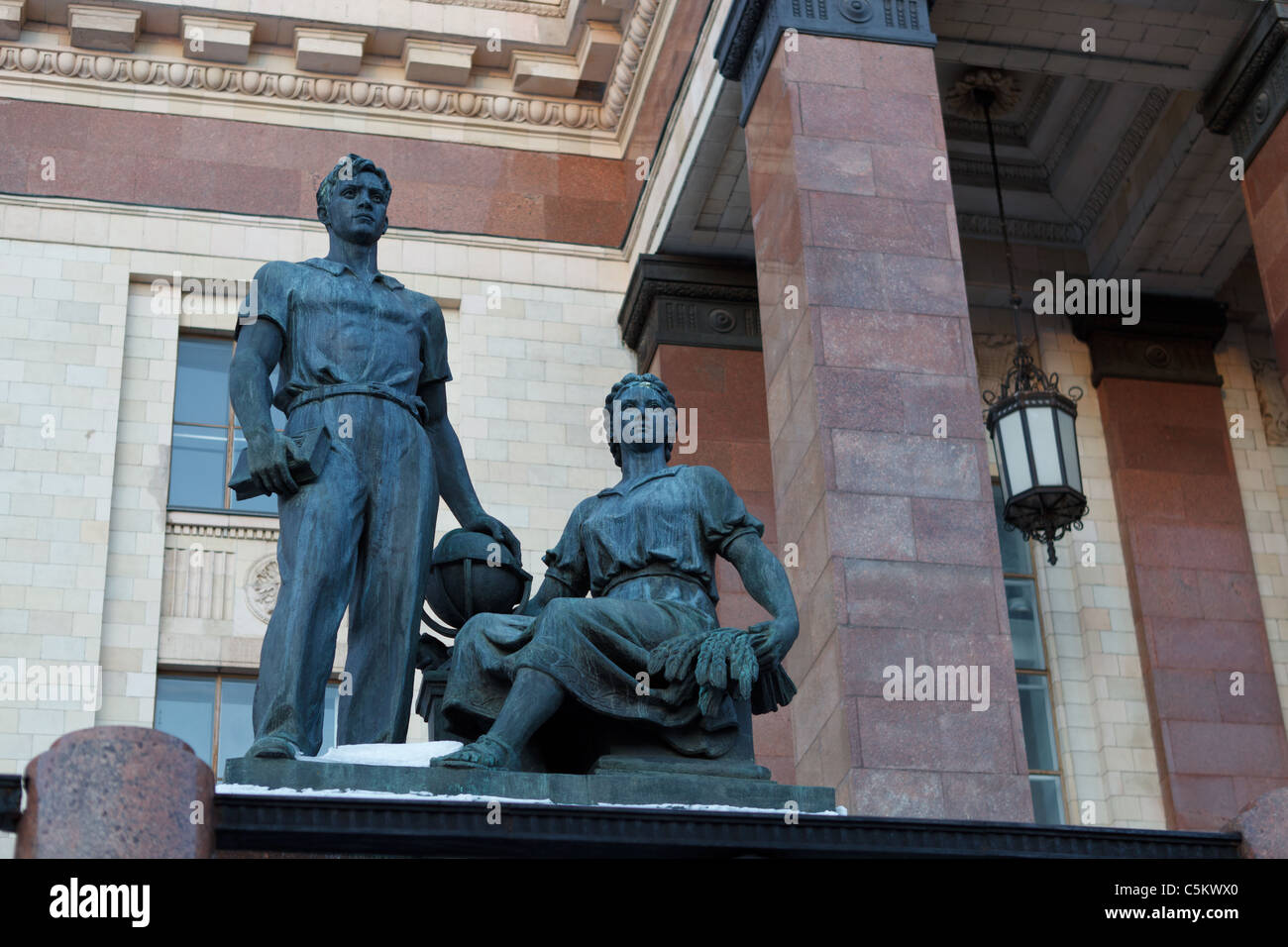 La Universidad Estatal de Moscú Lomonosov, estatuas del edificio principal Foto de stock