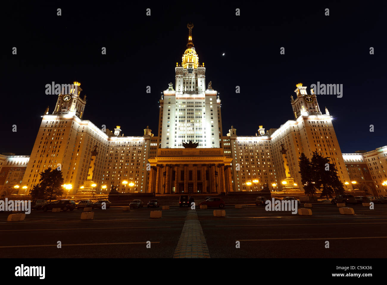 La Universidad Estatal de Moscú Lomonosov edificio principal por la noche Foto de stock