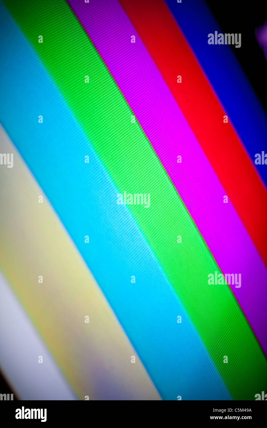 Primer plano de un televisor de tubo de imagen estándar con barras de color muestra el arco iris. Foto de stock