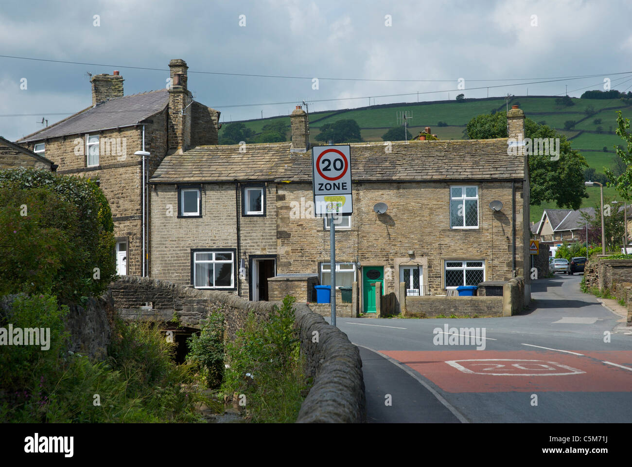 Límite de velocidad de 20mph, en la aldea de Cononley, North Yorkshire, Inglaterra Foto de stock