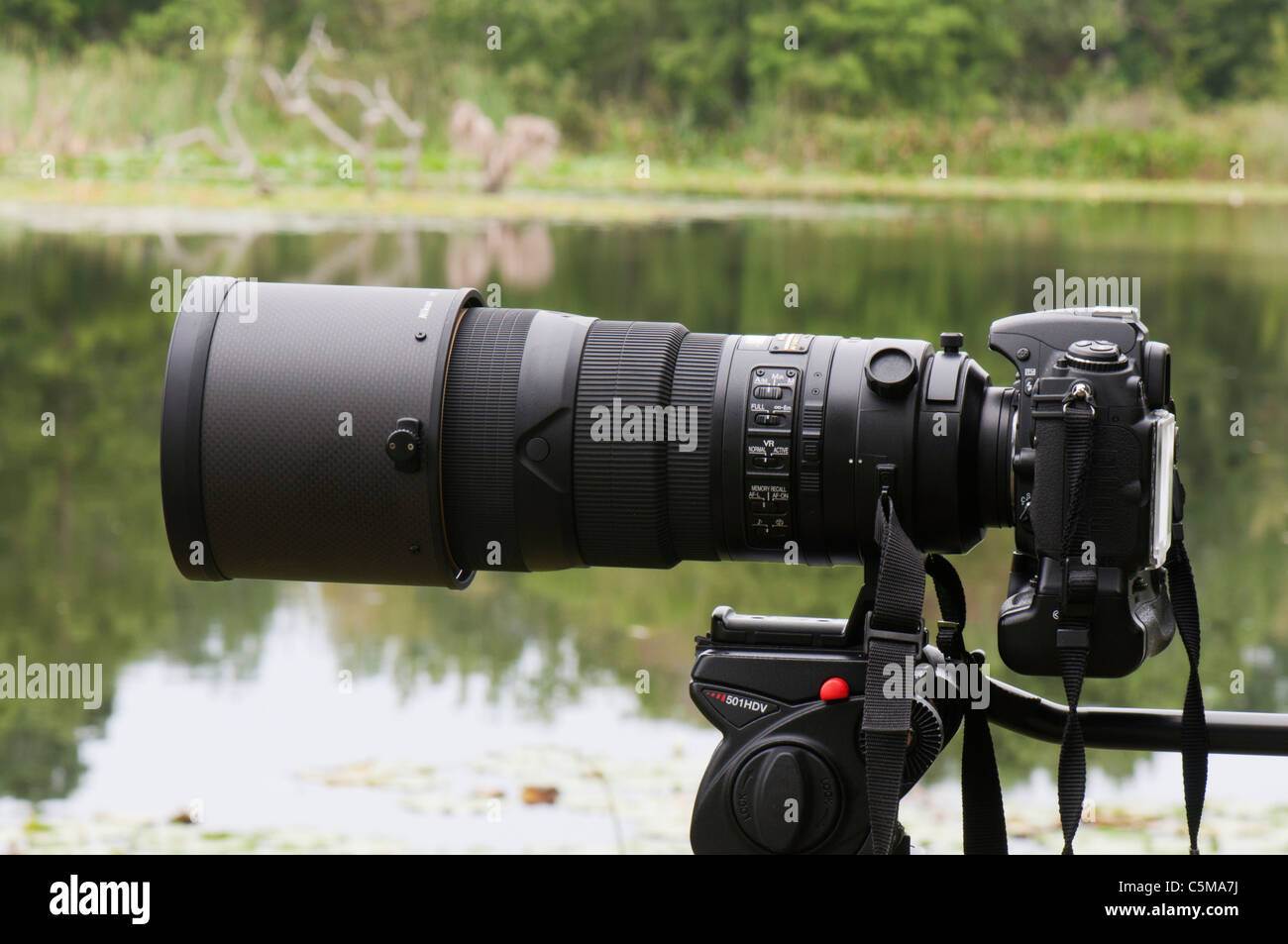 Nikon Nikkor 300mm 2.8 VRII lente telefoto montado en una Nikon