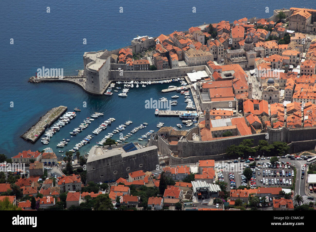 Vista aérea de la ciudad vieja de Dubrovnik, el puerto y el mar, Croacia Foto de stock
