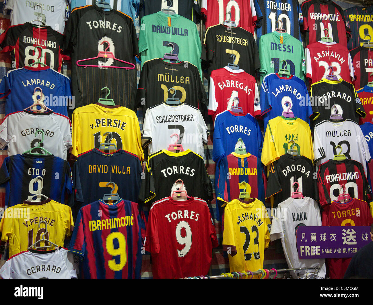 Football shirts sale fotografías e imágenes de alta resolución - Alamy