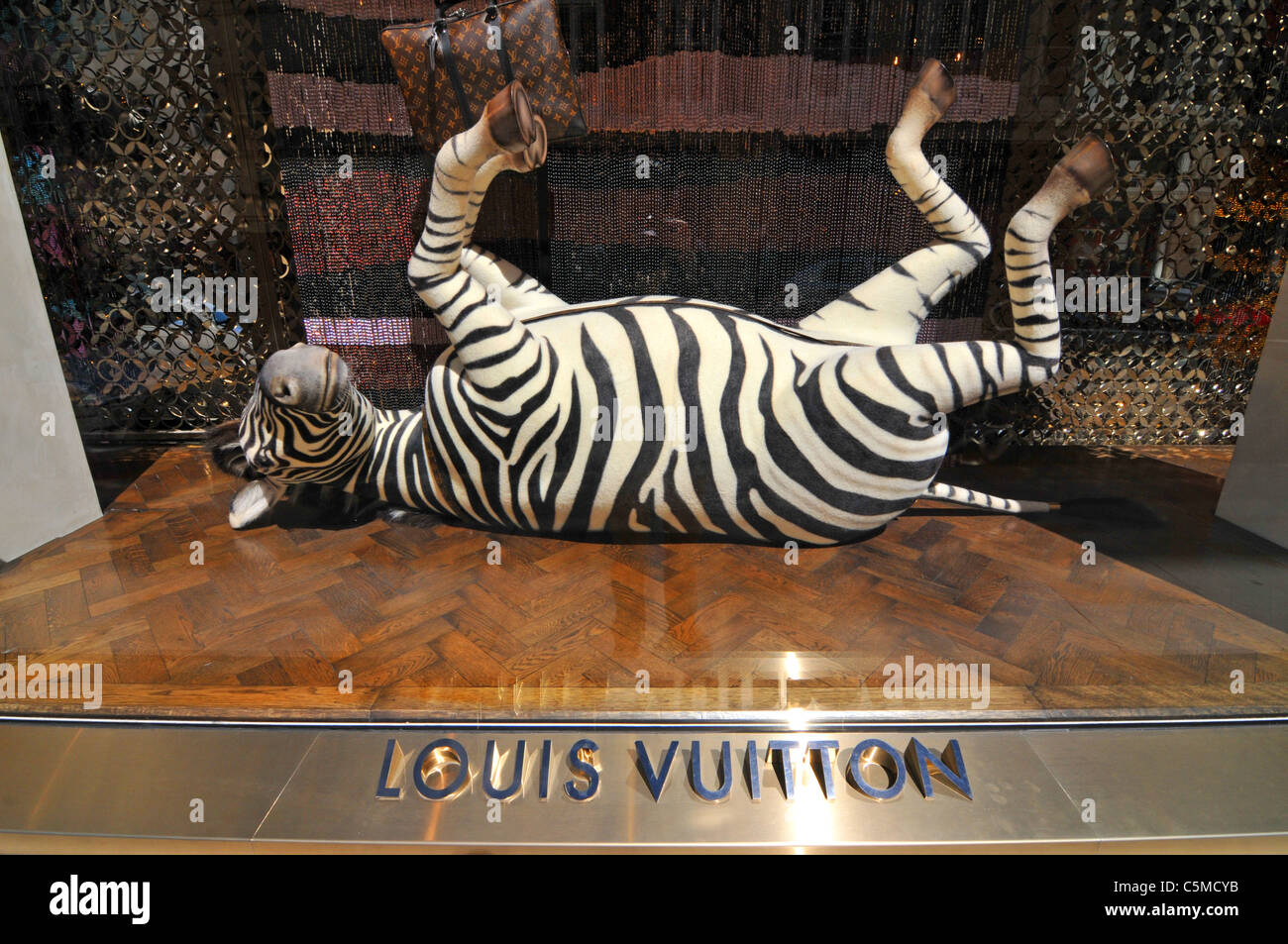 Louis Vuitton tienda londinense Bond Street Londres Escaparate de cebra  Fotografía de stock - Alamy