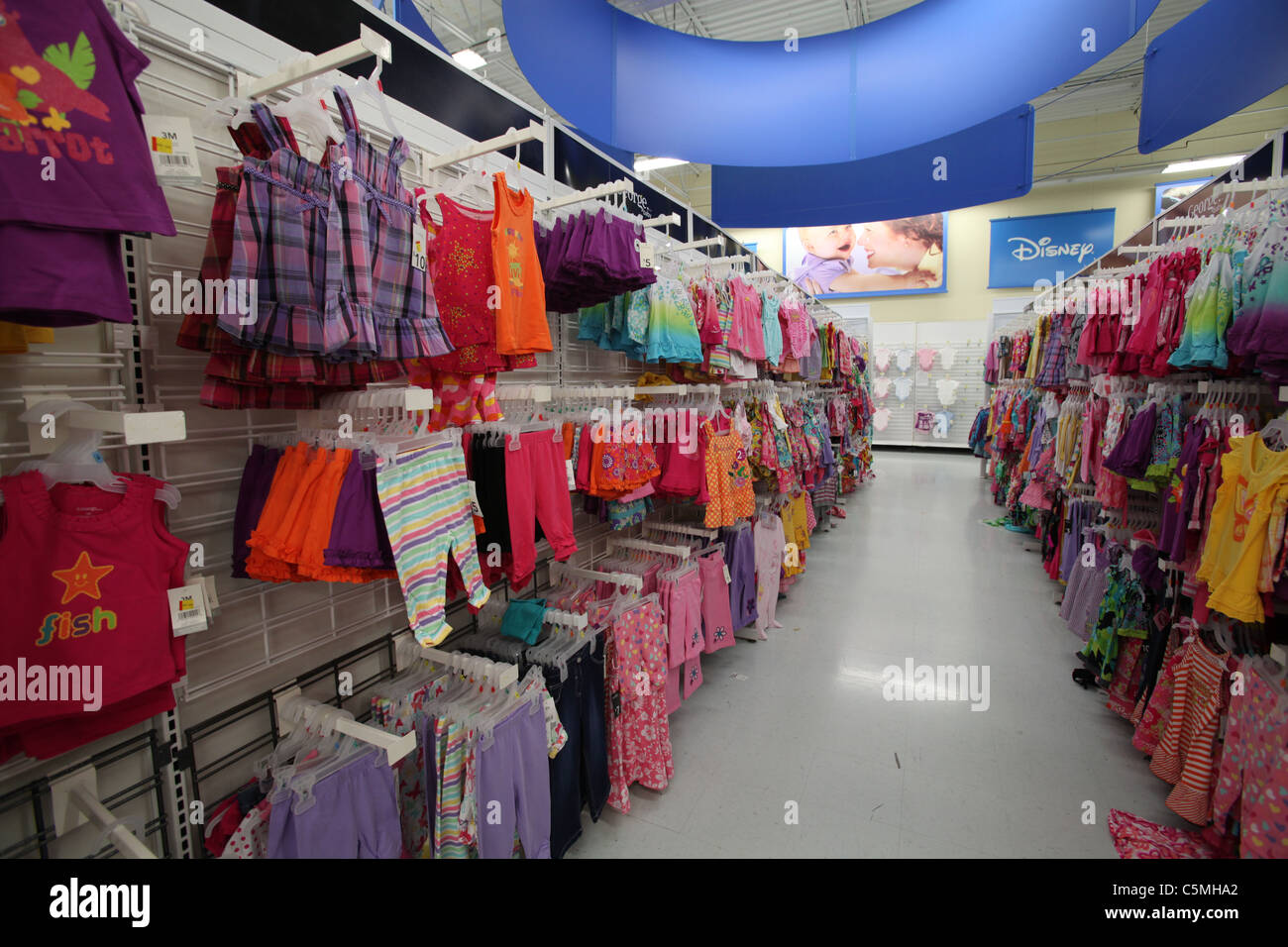 Ropa para la venta en la sección de bebés e infantes en Walmart en  Kitchener Ontario Canada 2011 Fotografía de stock - Alamy