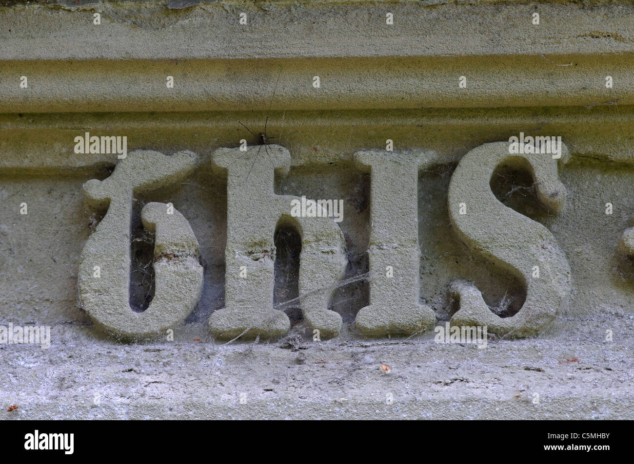 La palabra este detalle del exterior de la Iglesia de San Leonard, Charlecote, Warwickshire, Inglaterra, Reino Unido. Foto de stock