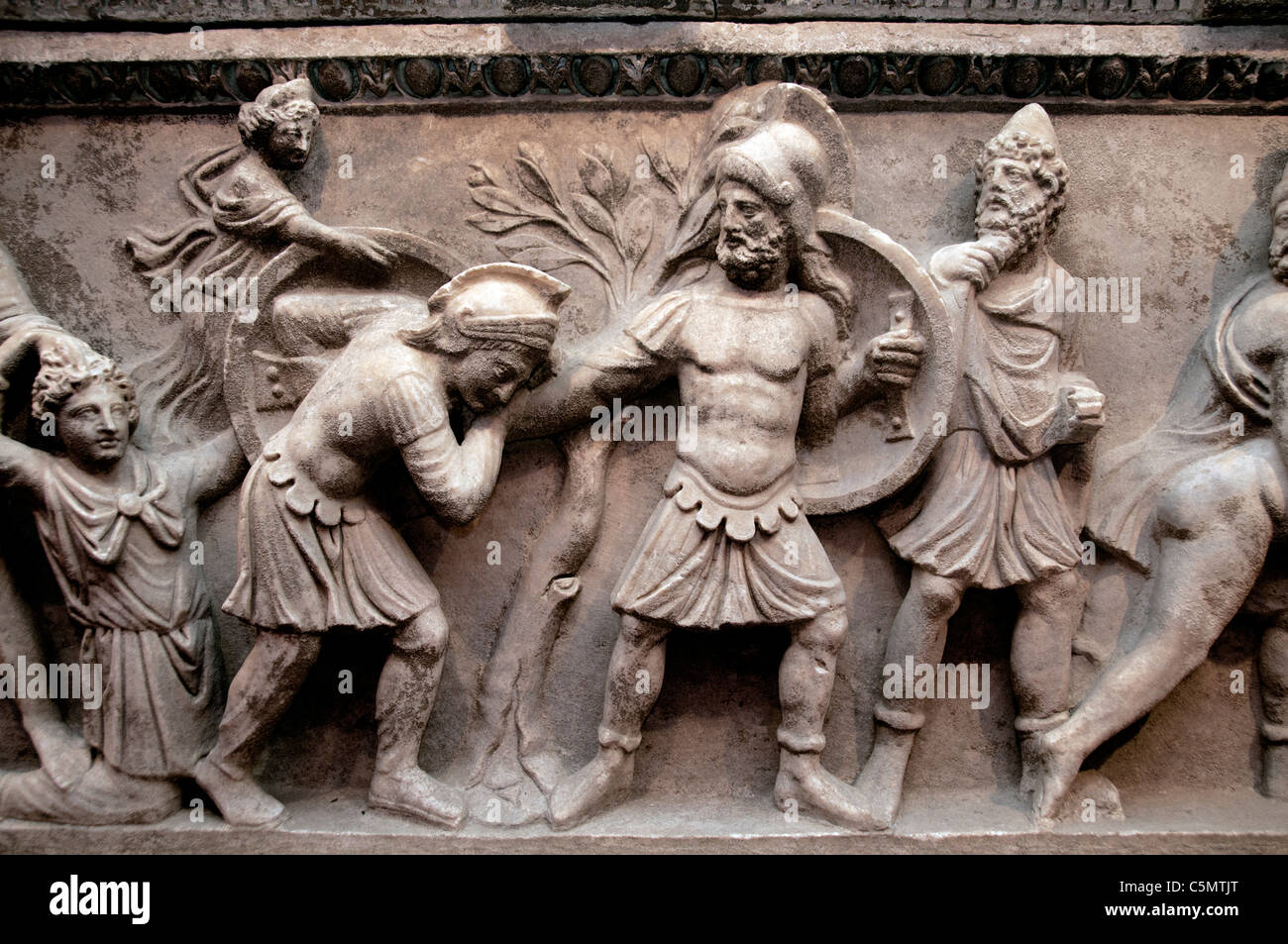 Sarcófago romano Aurelia Botania Demetria 2th SEGUNDO SIGLO AD Afrodita París, derrotado por Menelaos escenas de Troya Guerra Odysseus Foto de stock