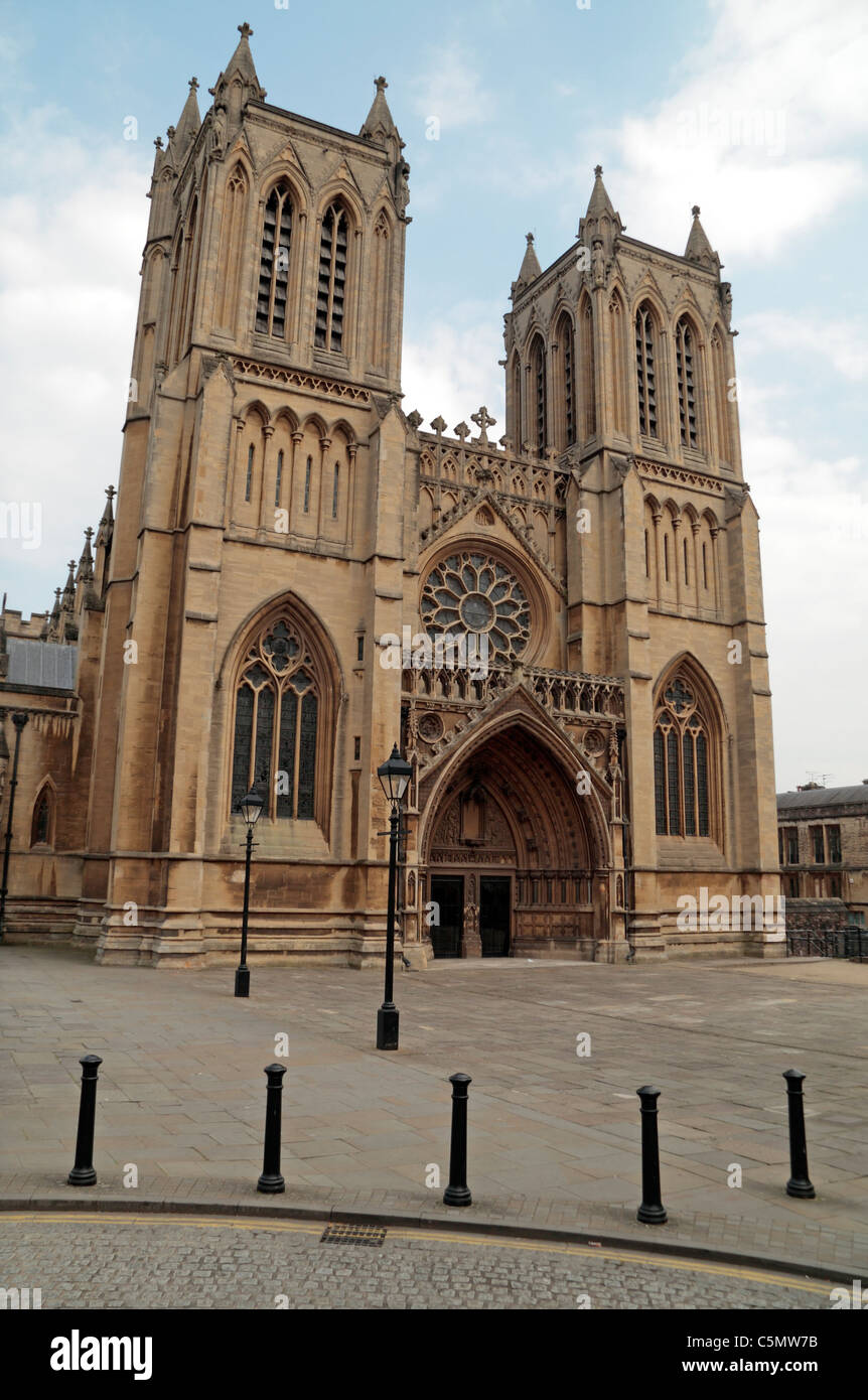 La fachada occidental de la Catedral de Bristol (La Iglesia Catedral de