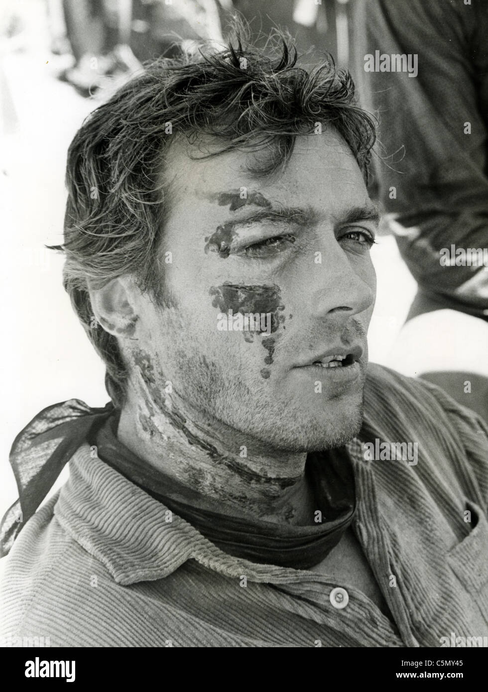 CLINT Eastwood en el maquillaje para la película de 1968 'Hang 'Em High". Foto J Barry Herron Foto de stock