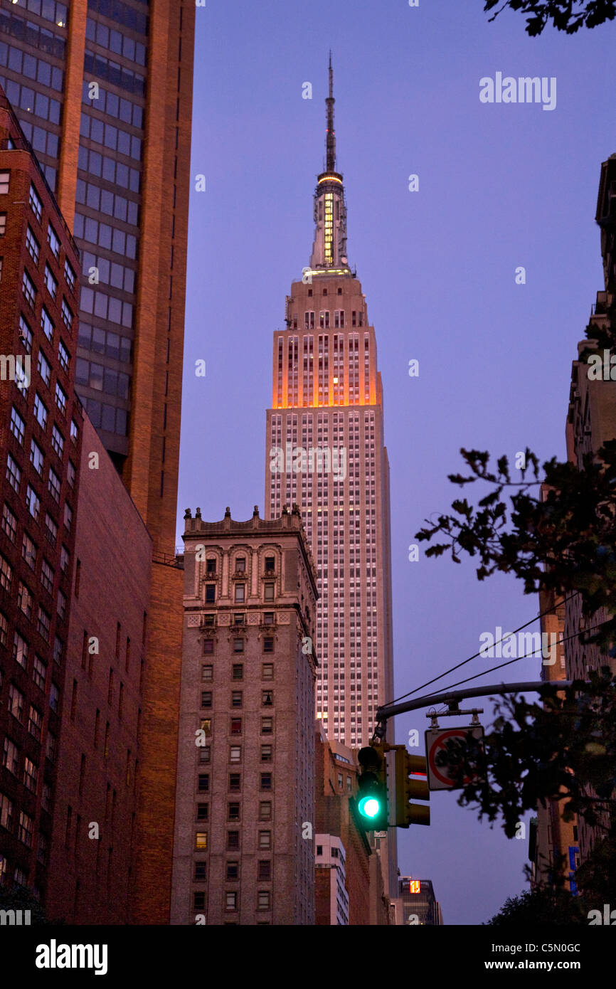 Vista de la calle hacia el edificio Empire State en la penumbra, Nueva York, EE.UU. Foto de stock