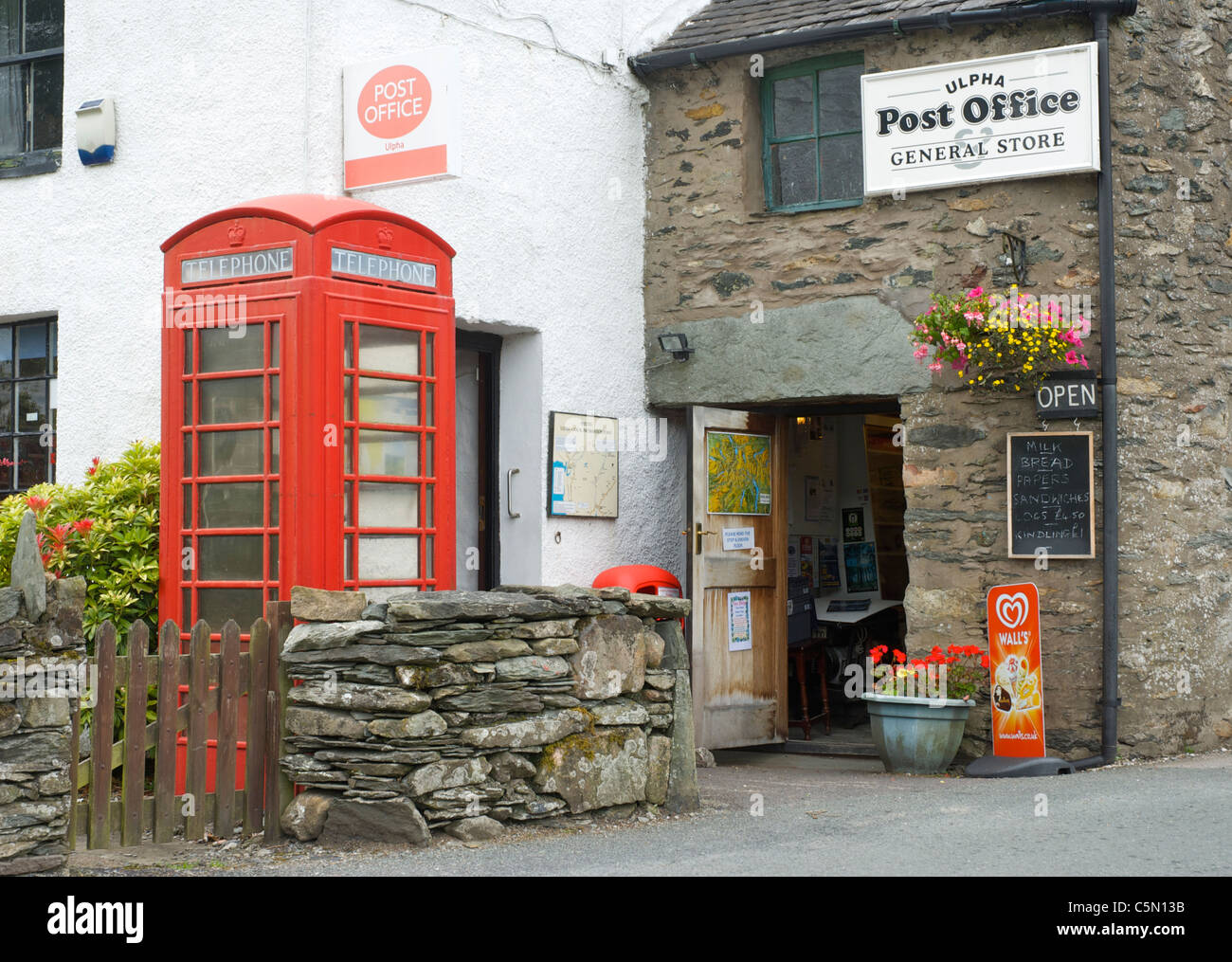 Tienda y una oficina de correos en la aldea de Ulpha, Duddon Valley, Lake District National Park, Cumbria, Inglaterra Foto de stock