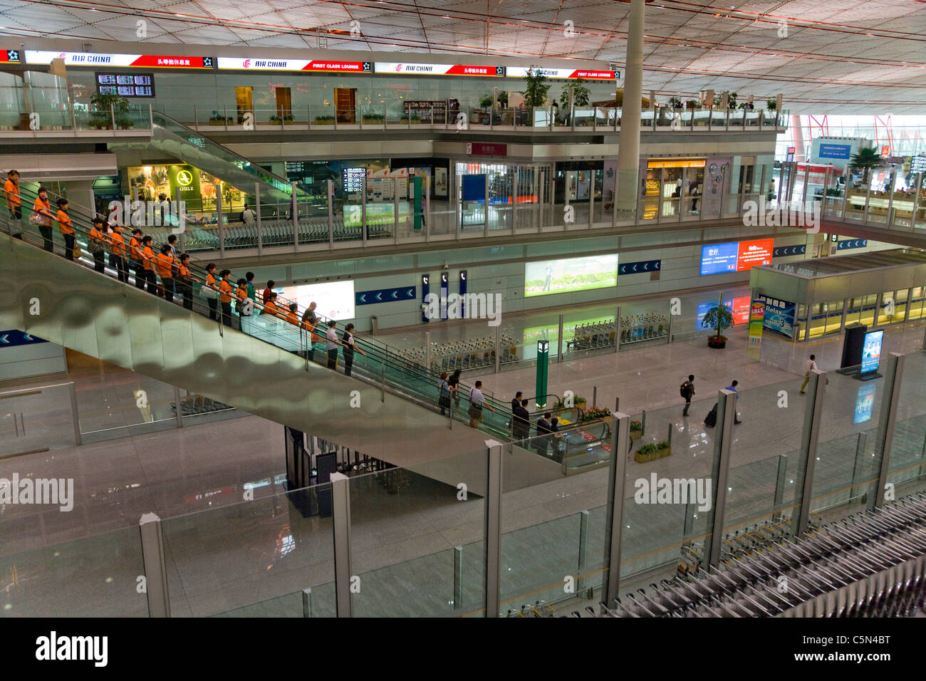 Vestíbulo de salidas / terminal concourse al Aeropuerto Internacional de Pekín Capital China. Foto de stock