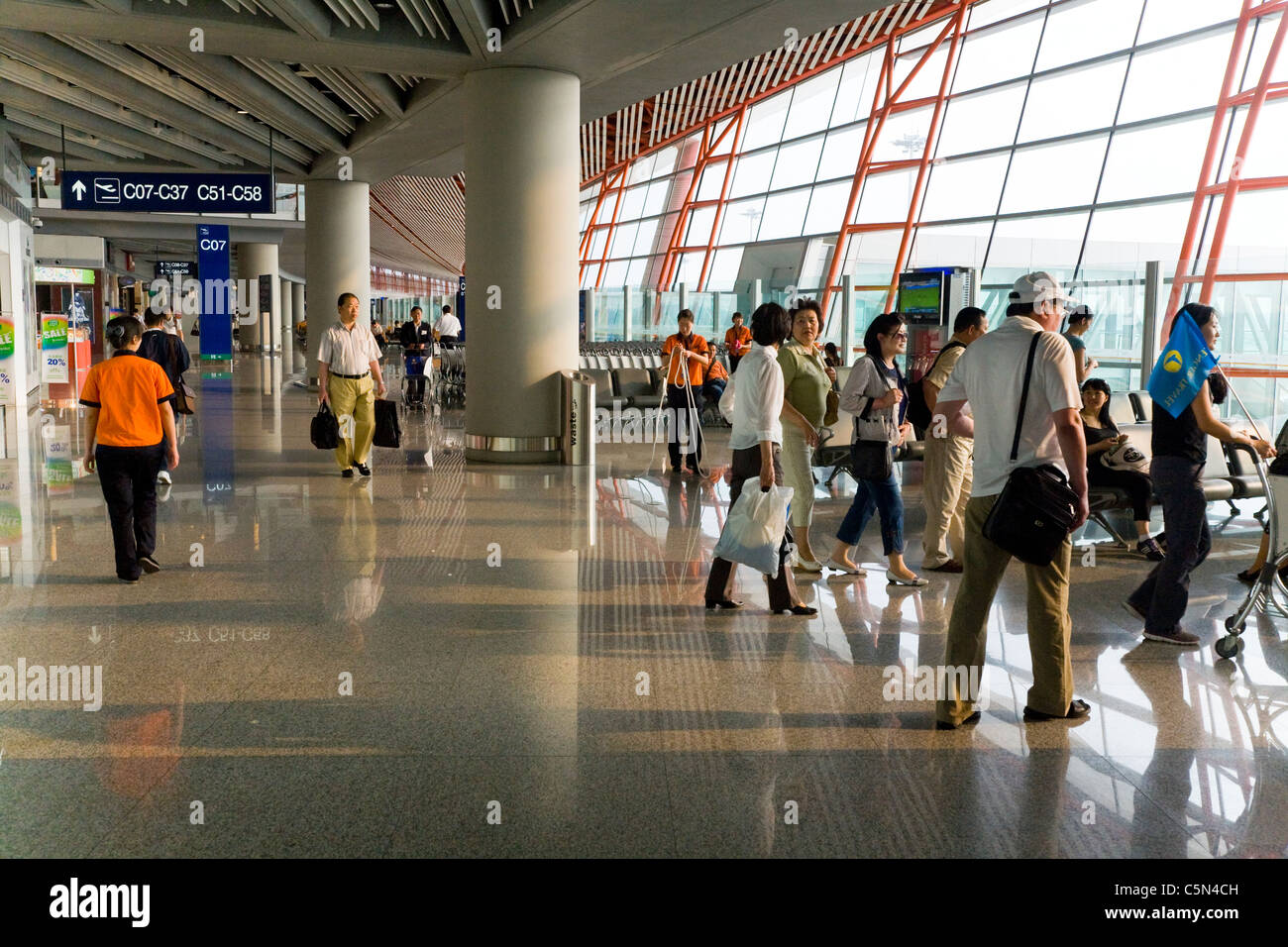 Explanada de la terminal de salidas del aeropuerto internacional de Beijing Capital China. Foto de stock