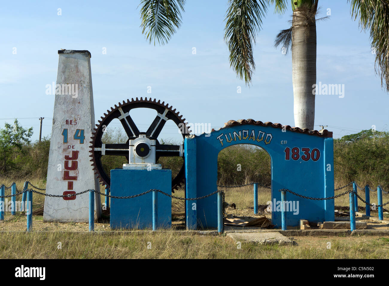 Monumento a una fábrica fundada el 14 de julio de 1830. En la carretera de Cienfuegos a Abreus, Cuba. Foto de stock