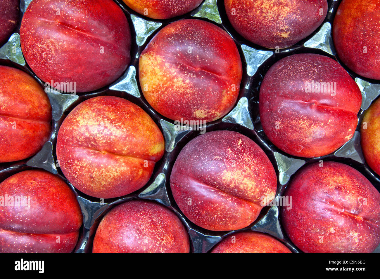 Las nectarinas "Miel Blaze', Farmer's Market. Foto de stock