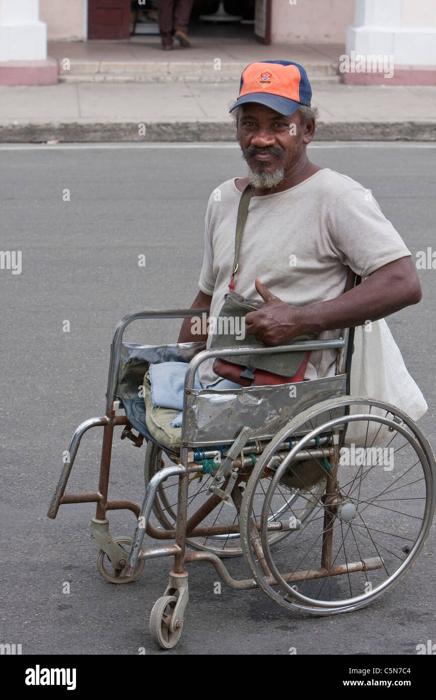 Cuba, Cienfuegos. Hombre en silla de ruedas, un doble amputado, víctima de un accidente de automóvil. Foto de stock