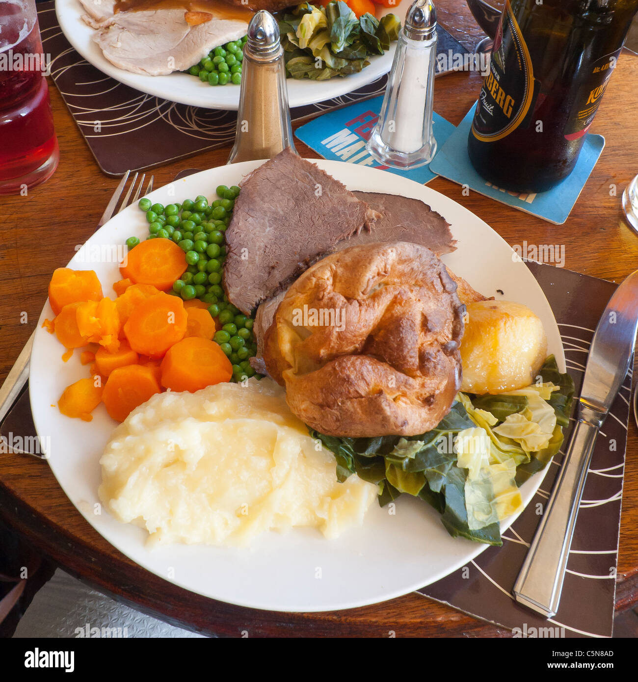 Domingo Almuerzo tradicional inglesa roast beef y Yorkshire pudding en un pub Foto de stock