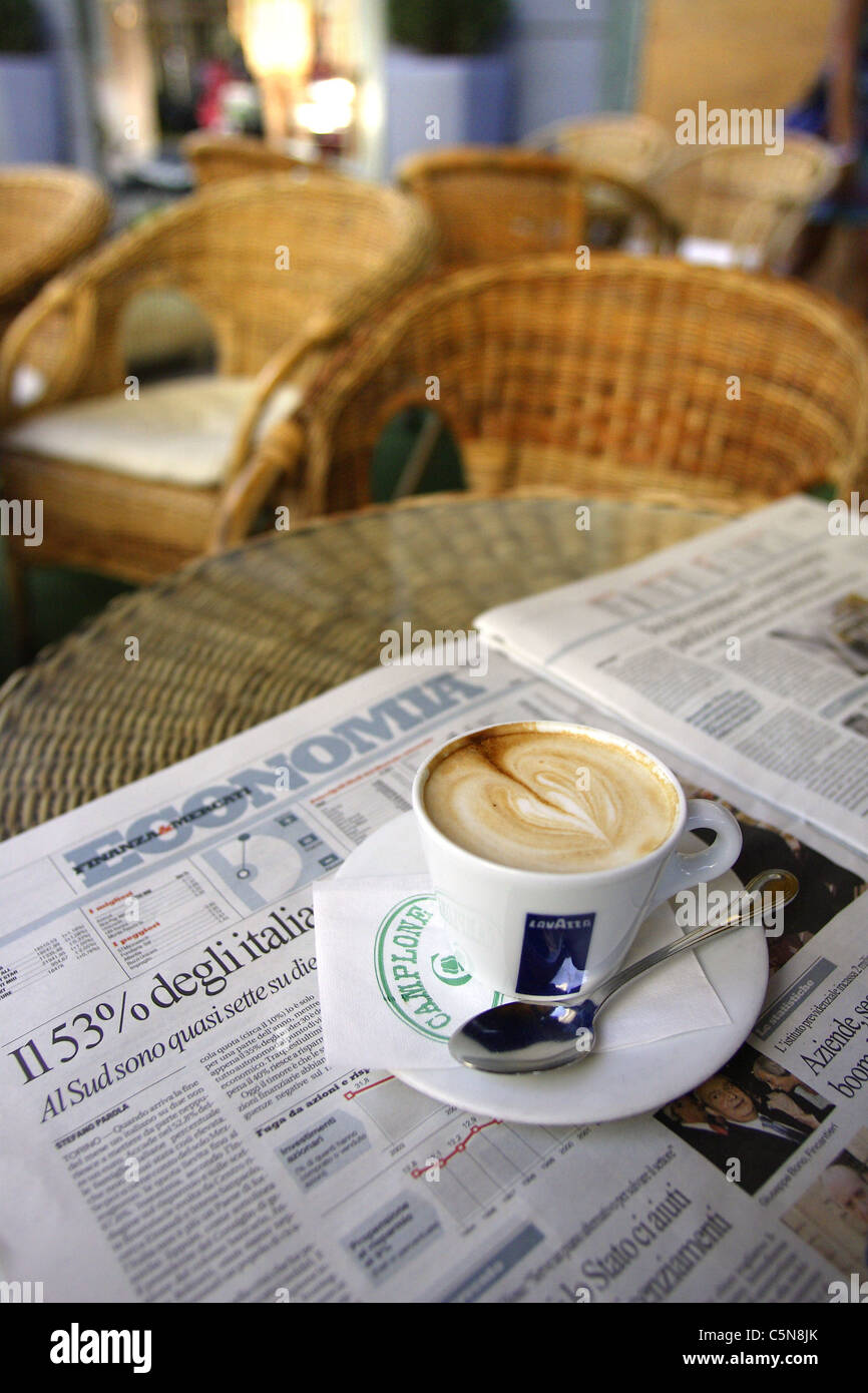 Un capuchino y un ejemplar del diario La Repubblica abre a la economía páginas en una cafetería en Italia Foto de stock