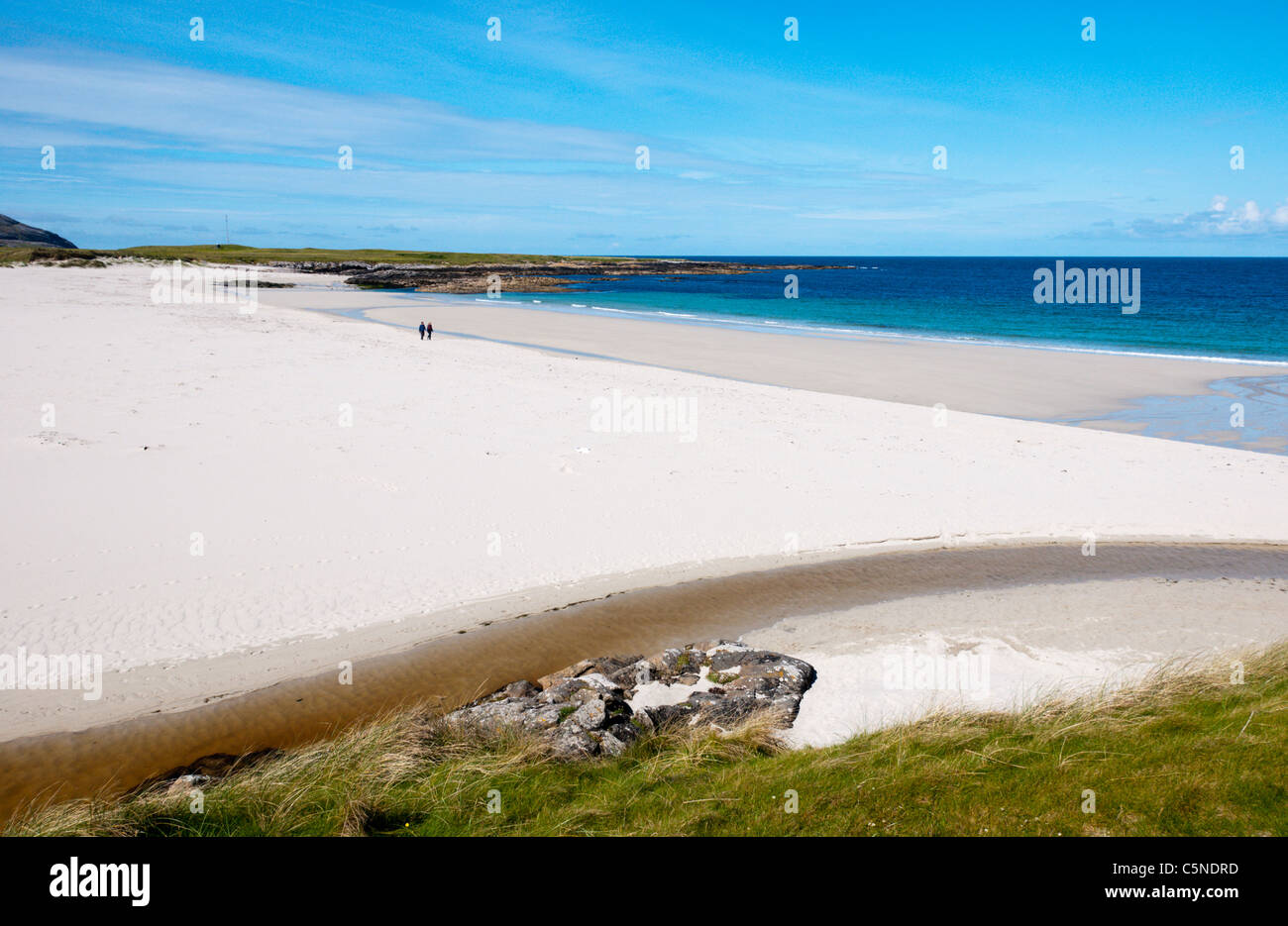 Sandy Hebridean playa de Tràigh Tuath en la costa oeste de la isla de barra. Foto de stock