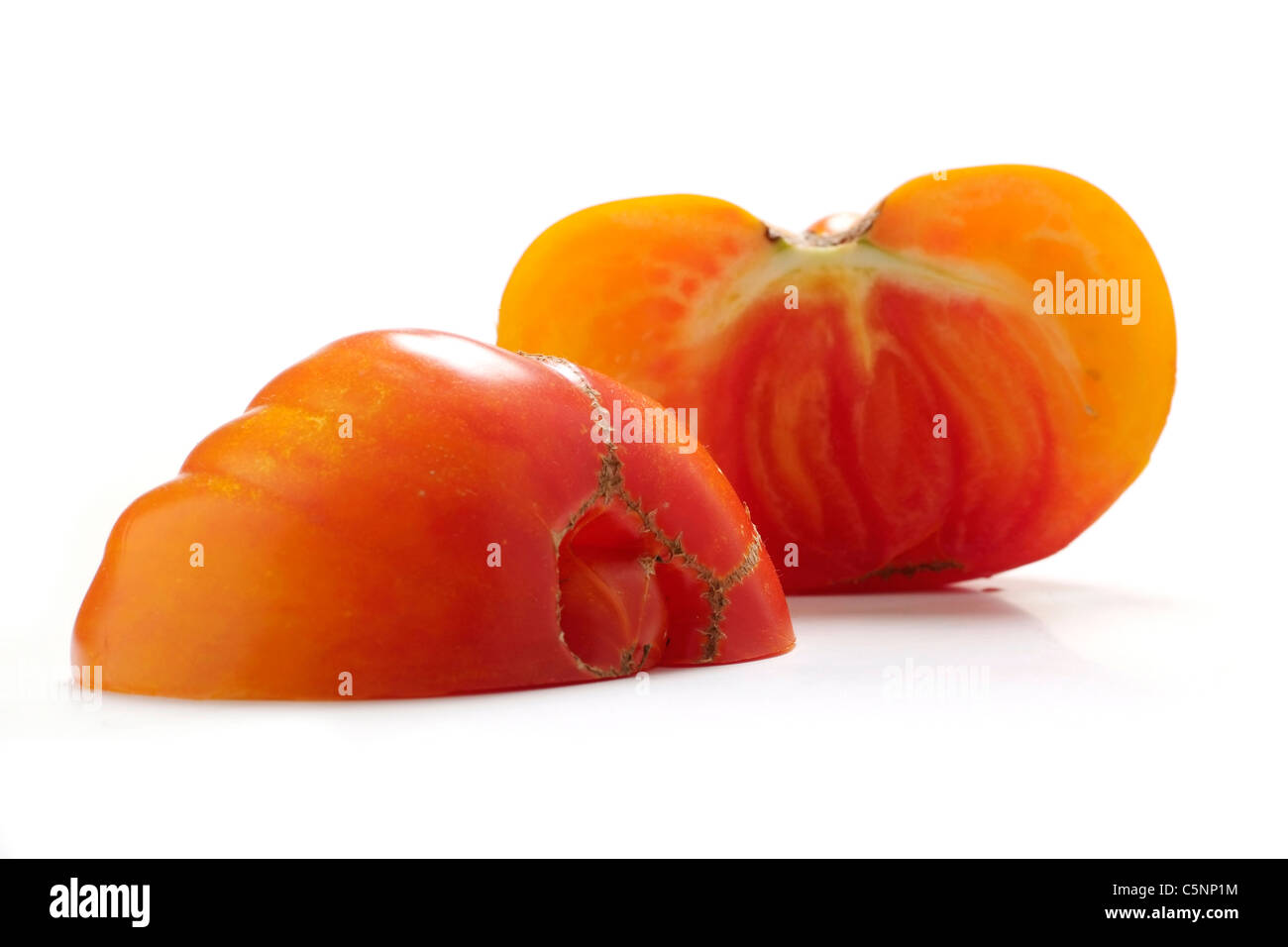 Variedades de tomate: Rainbow, mitades de remolque Foto de stock